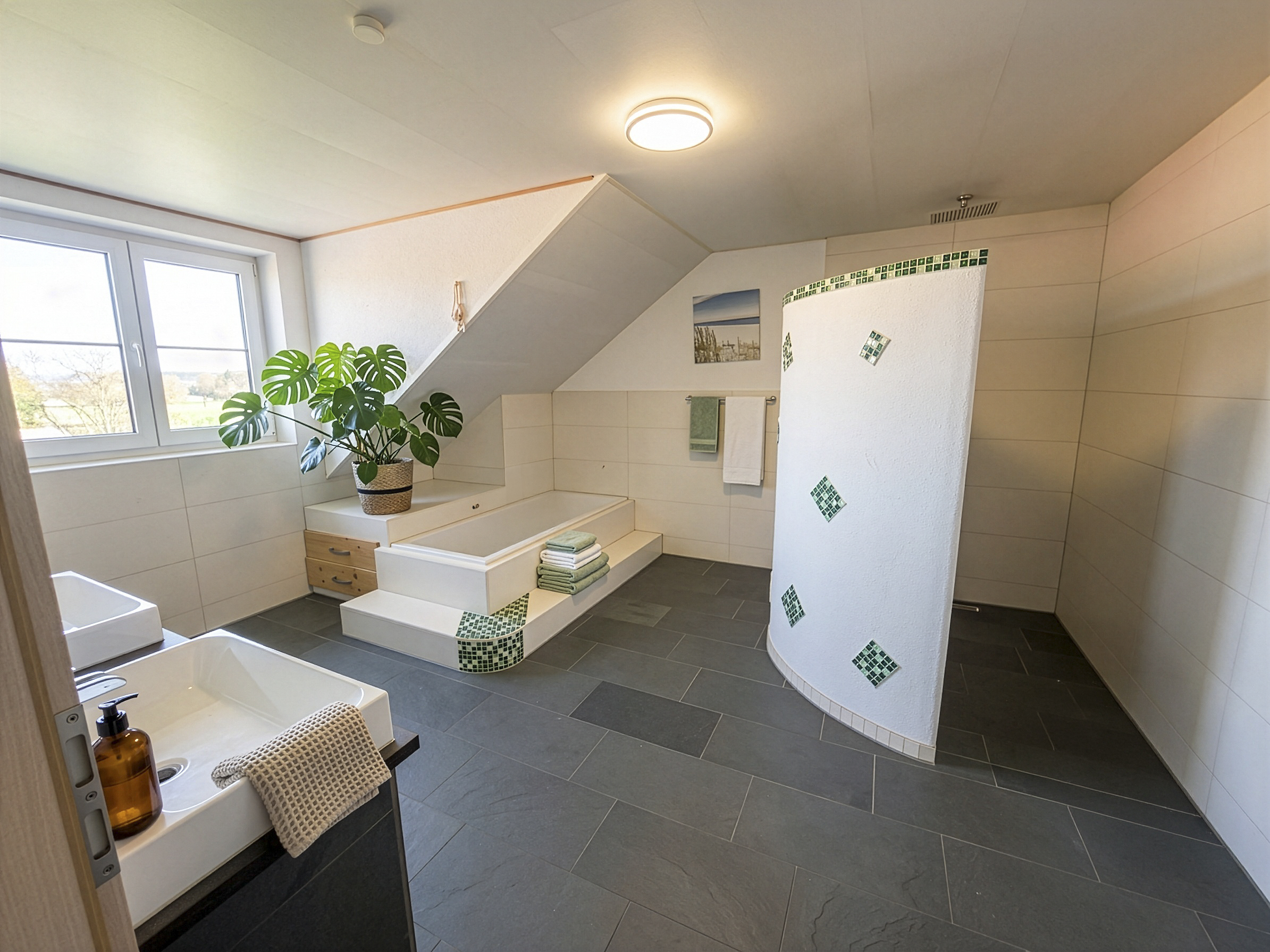 Modernes Familienbadezimmer mit Badewanne und bodenebener Dusche