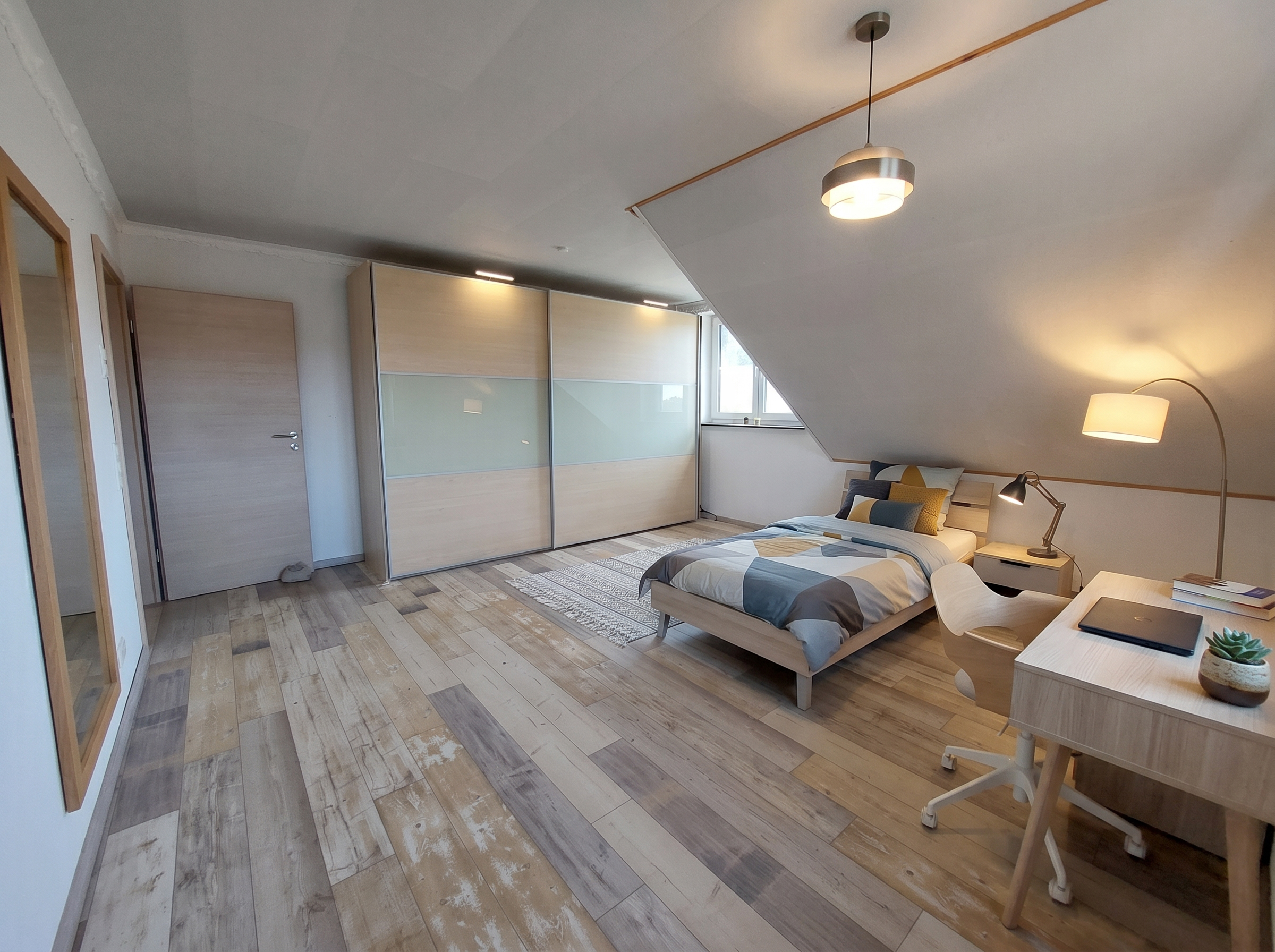 Zweites Schlafzimmer im Dachgeschoss